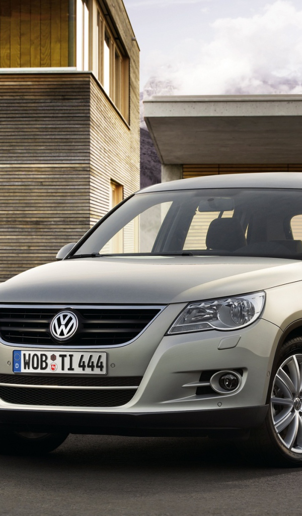 Автомобиль Volkswagen Tiguan на дороге