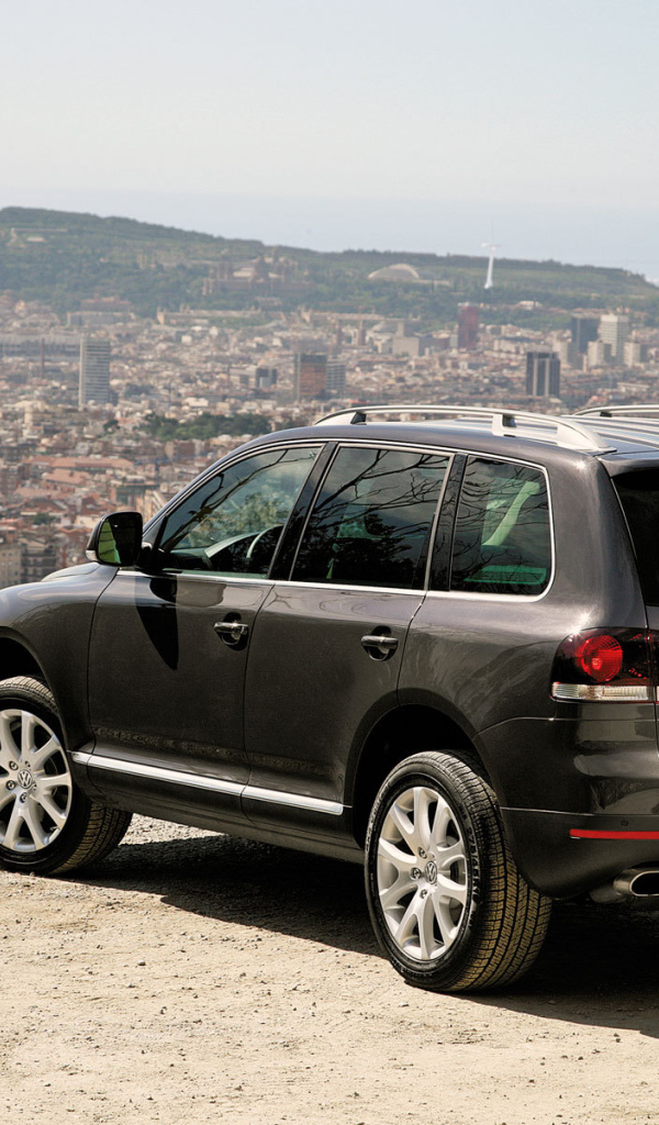 Автомобиль Volkswagen Touareg на дороге