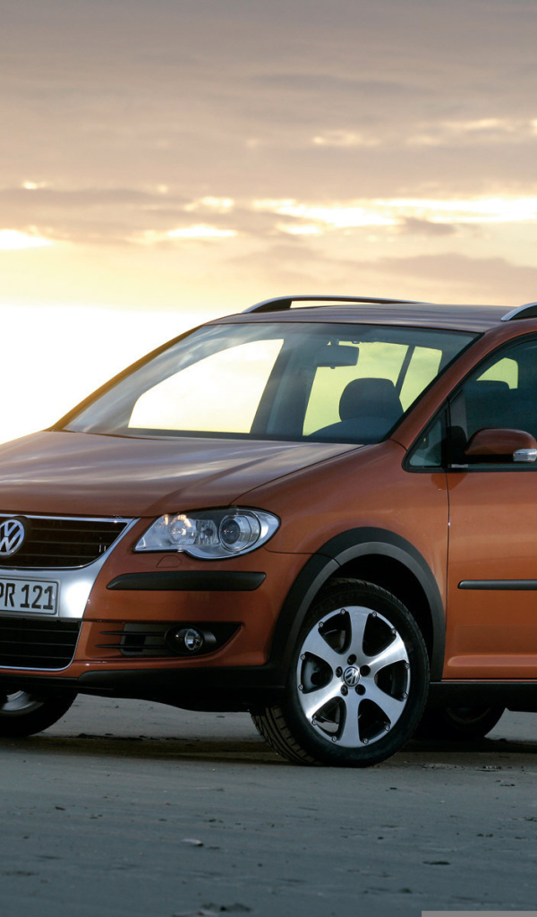 Автомобиль Volkswagen Touran на дороге