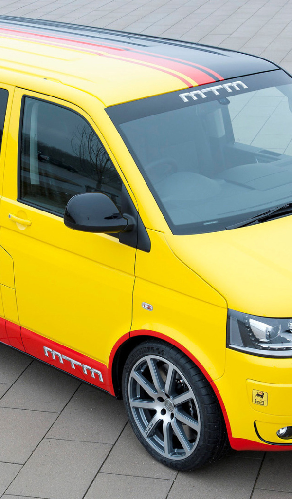 Автомобиль Volkswagen Transporter на дороге