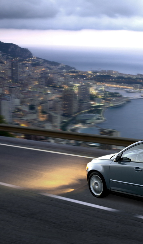 Красивый автомобиль Volvo v50