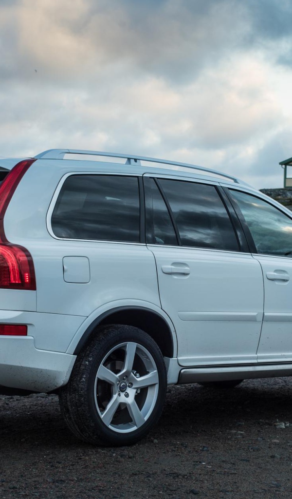 Красивый автомобиль Volvo  xc90 2014