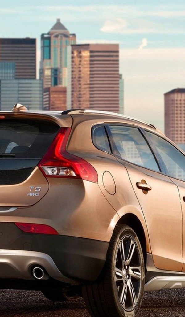 Красивый автомобиль марки Volvo v40 Cross country