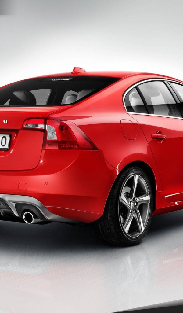 Автомобиль Volvo s60 на дороге