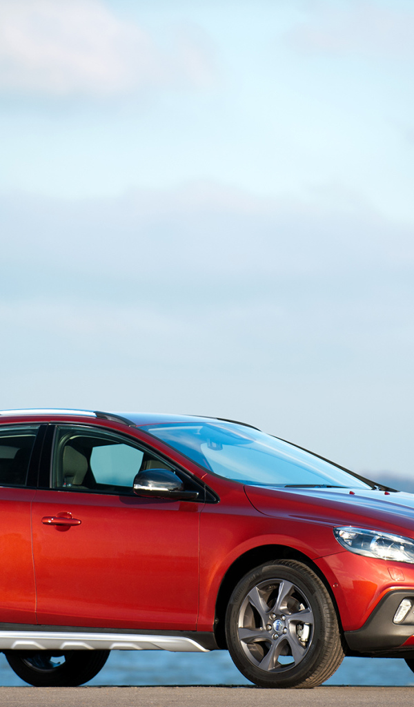 Автомобиль Volvo v40 Cross country на дороге