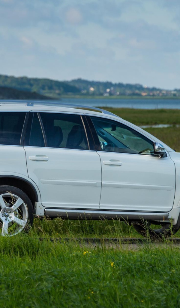  Автомобиль Volvo  xc90 2014 на дороге