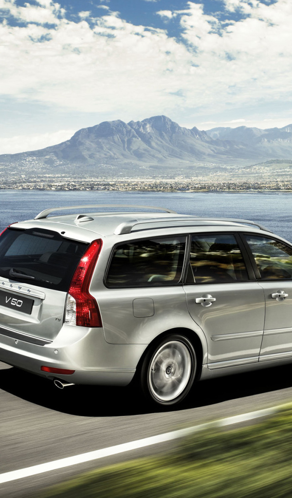  Автомобиль Volvo v50 на дороге
