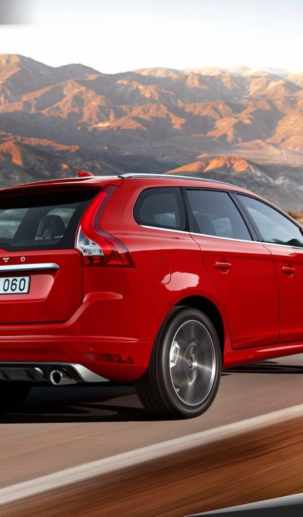 Автомобиль Volvo xc60 на дороге