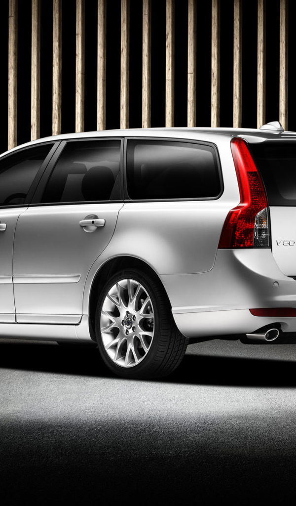 Надежная машина Volvo v50