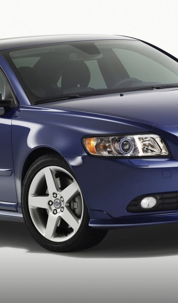 Автомобиль марки Volvo модели s40