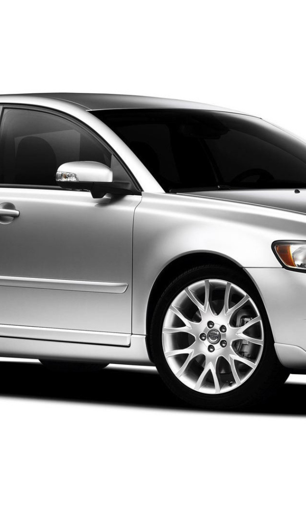 Автомобиль марки Volvo модели v50