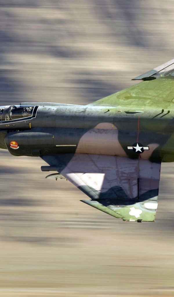 Самолет Ф-4 в полете