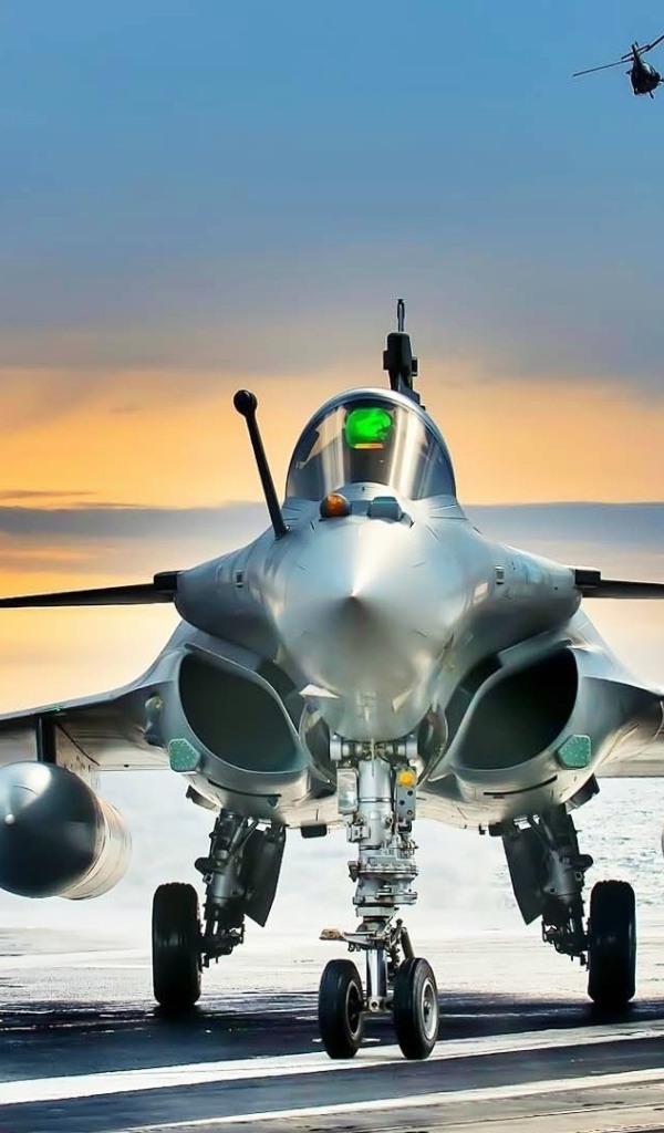 Самолет на палубе корабля