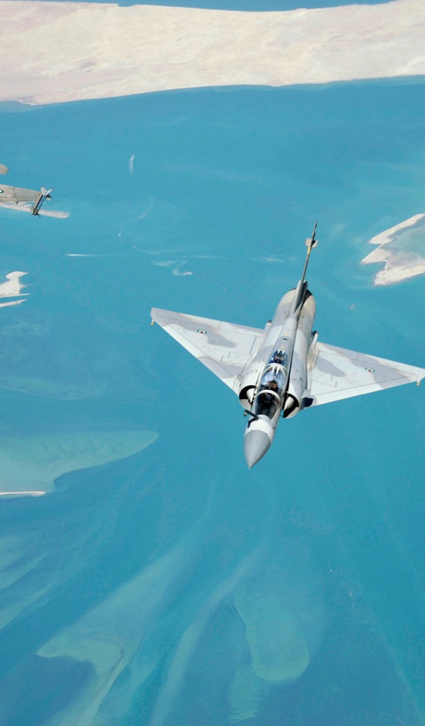 Разные типы истребителей над заливом