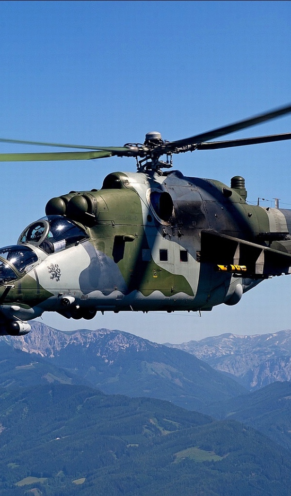 Вертолет в горах