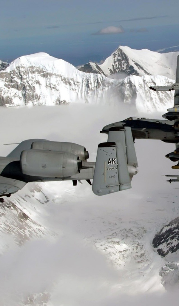 Военные самолеты над горами