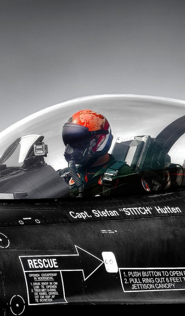 Пилот в кабине самолета