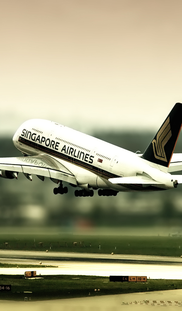 Взлет самолета из Сингапура