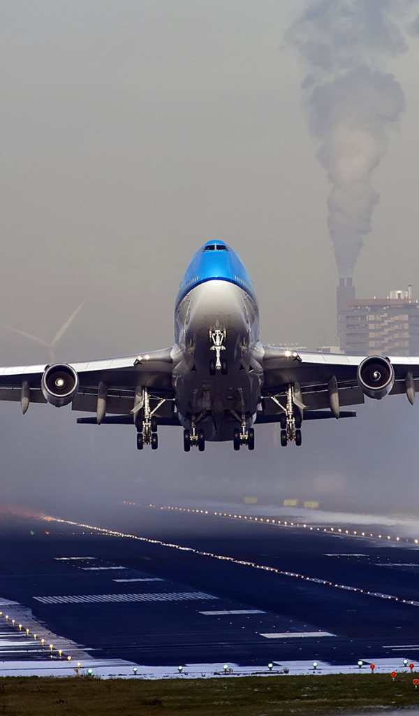 Самолет взлетает