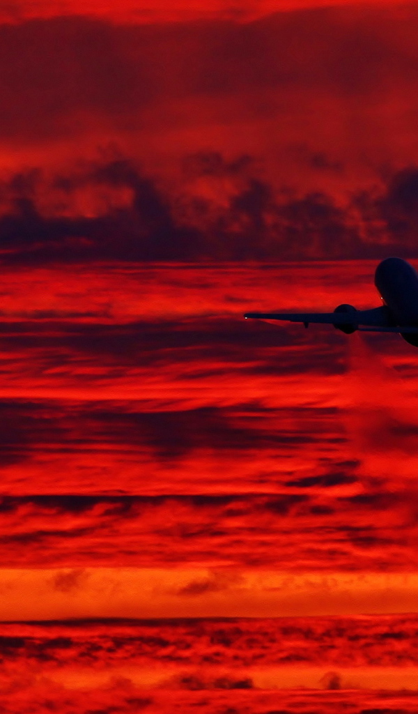 Самолет взлетает на закате