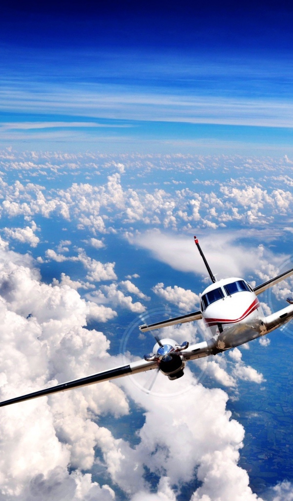 Самолет летит над облаками