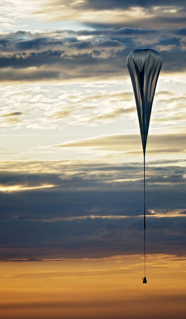 Стратостат в небе