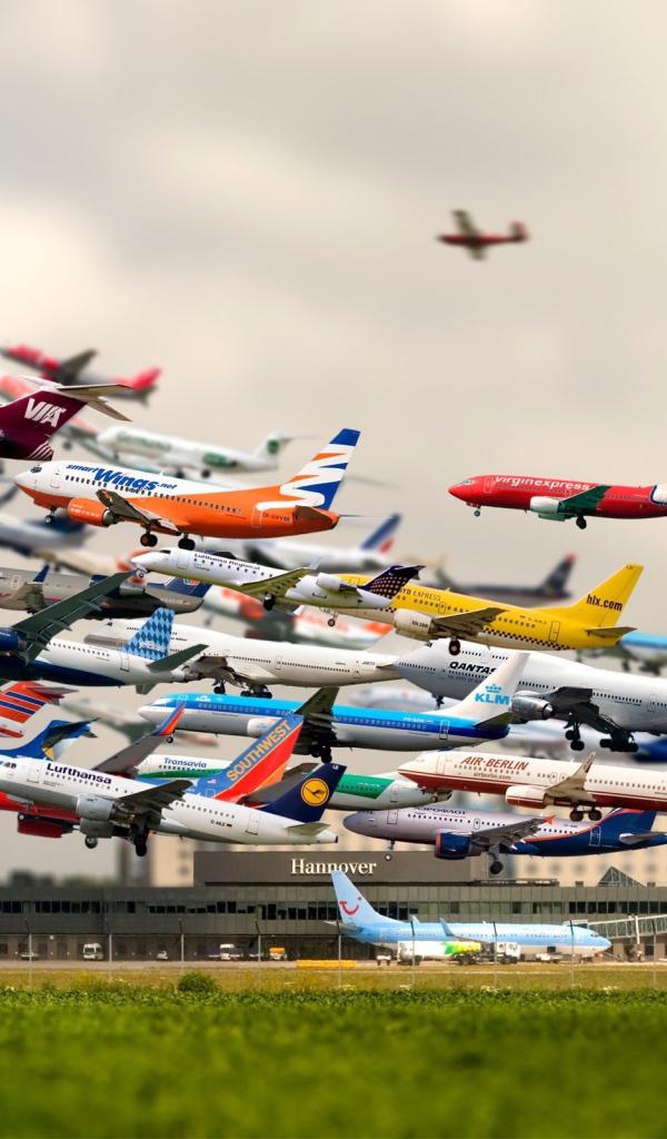 Взлет самолетов  в аэропорту