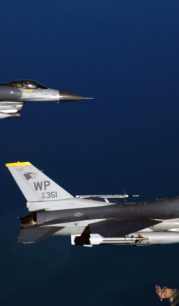 Два истребителя F16