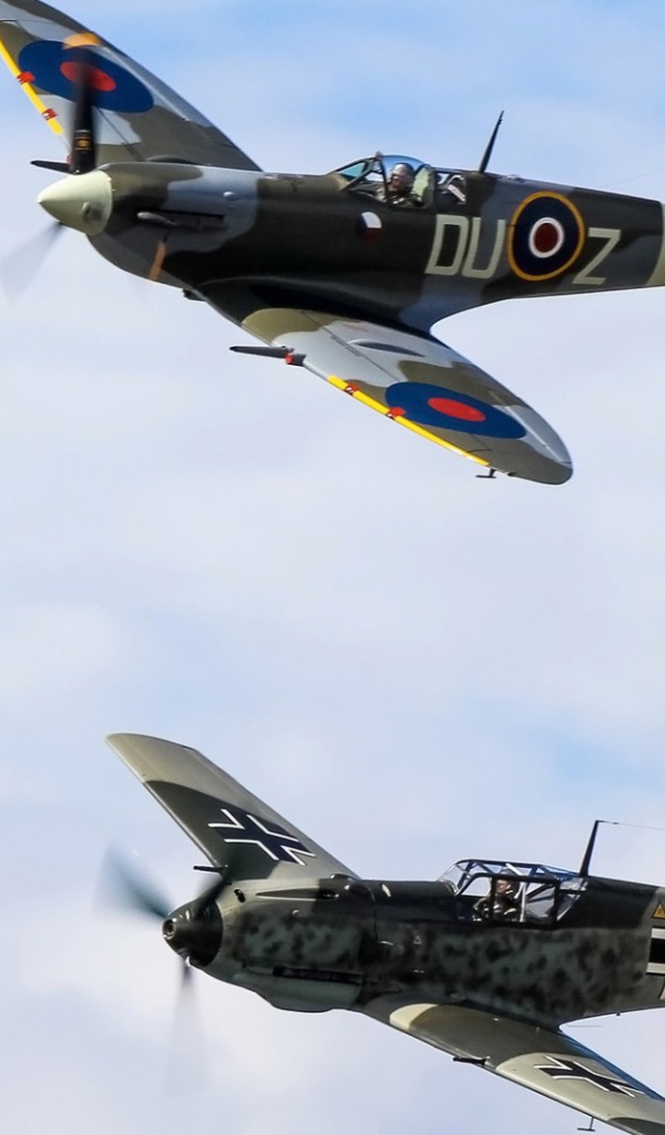 Два самолета противника