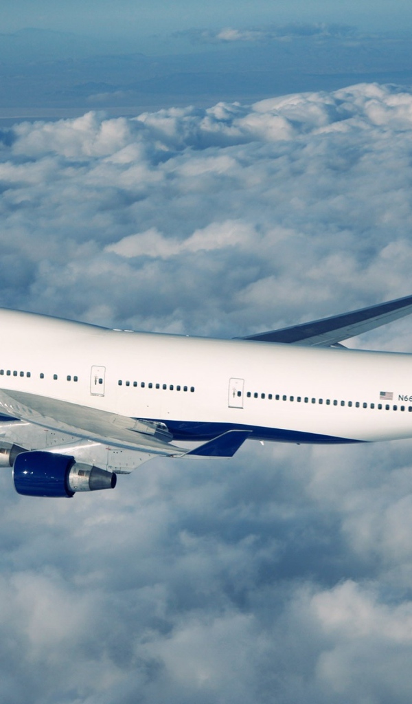 Боинг 747 в полете