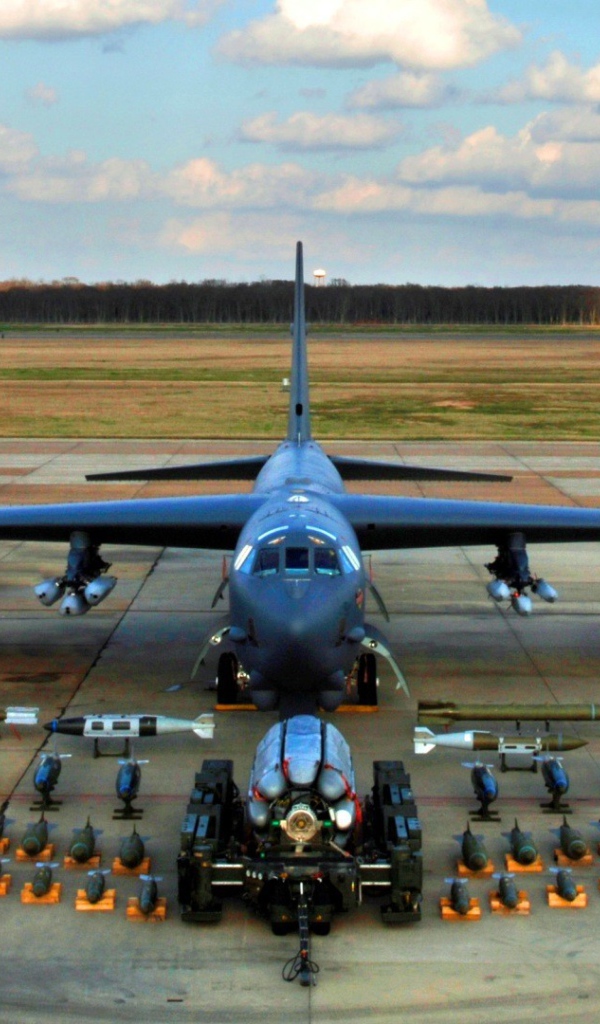 Военный самолет B-52