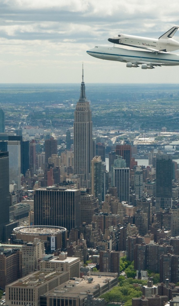 Самолет над Нью Йорком