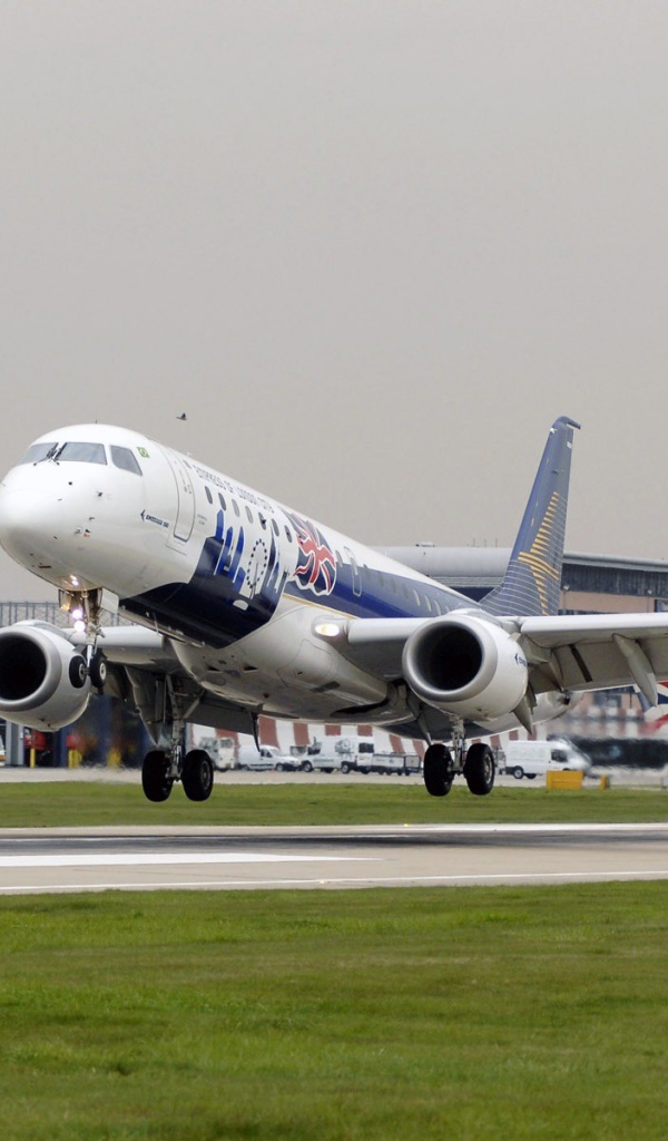 Самолет оторвался от земли