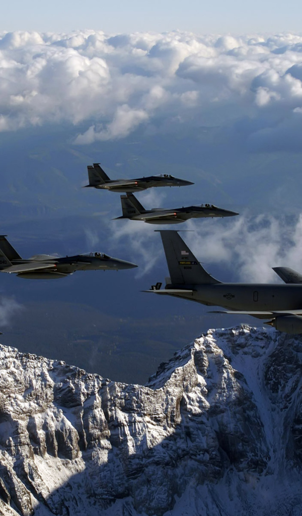 Военные самолеты F-15 над горами