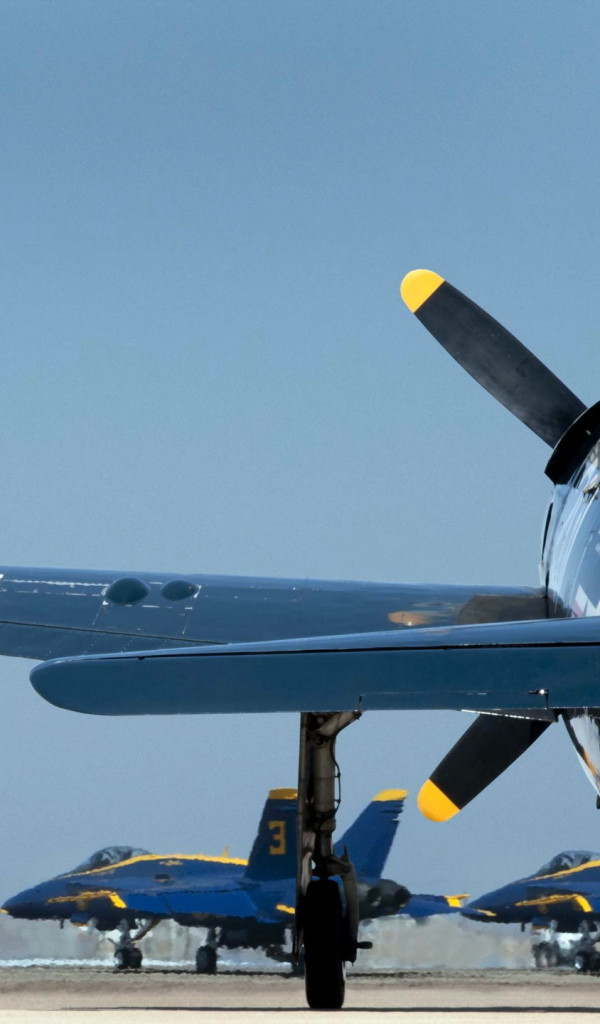 Военные самолеты на аэродроме