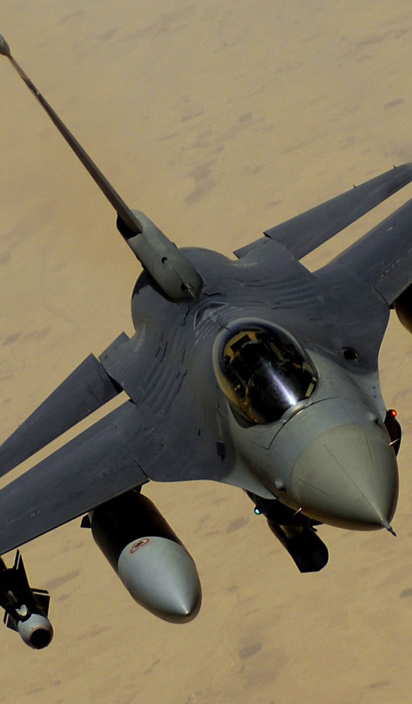 Военный самолет F-16 в полном вооружении