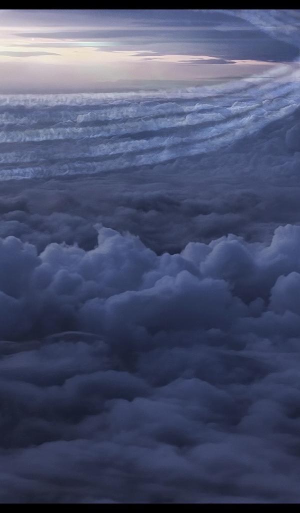 Строй самолетов над облаками