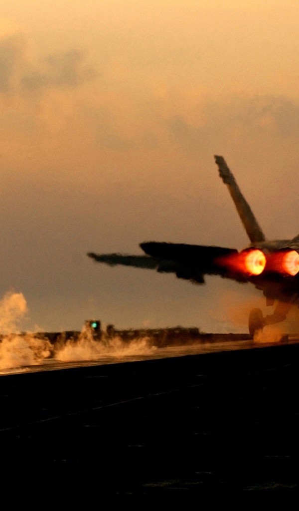 Самолет Ф-18 взлетает