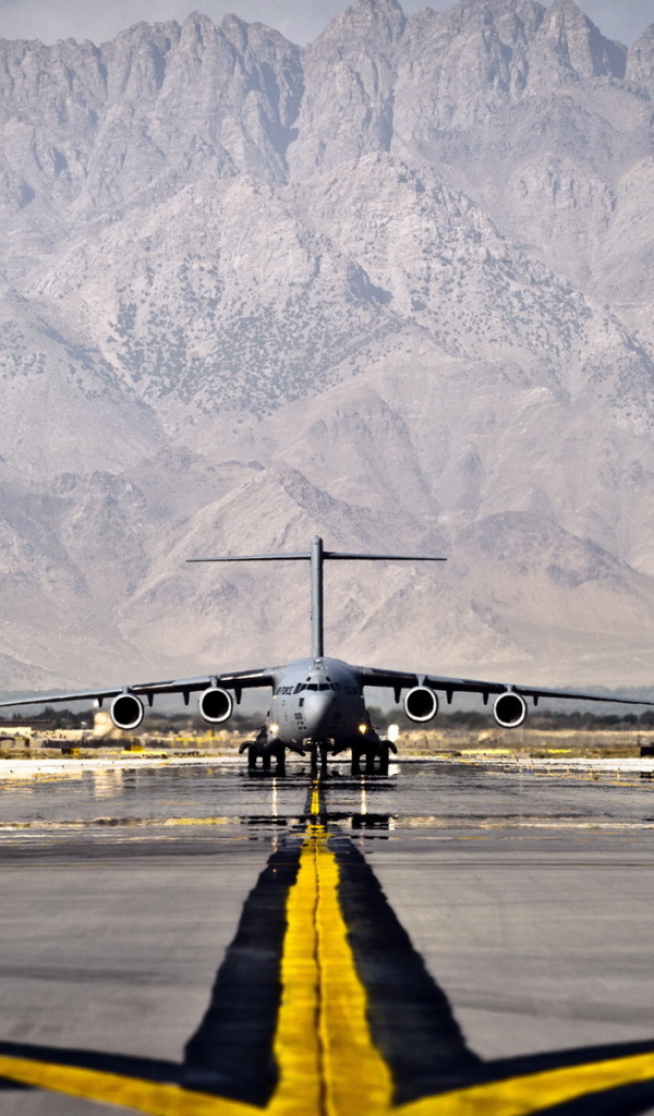 Самолет на взлетной полосе