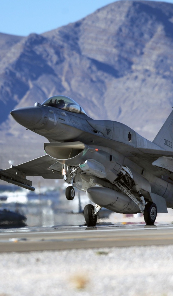 Взлет военного самолета Ф-16