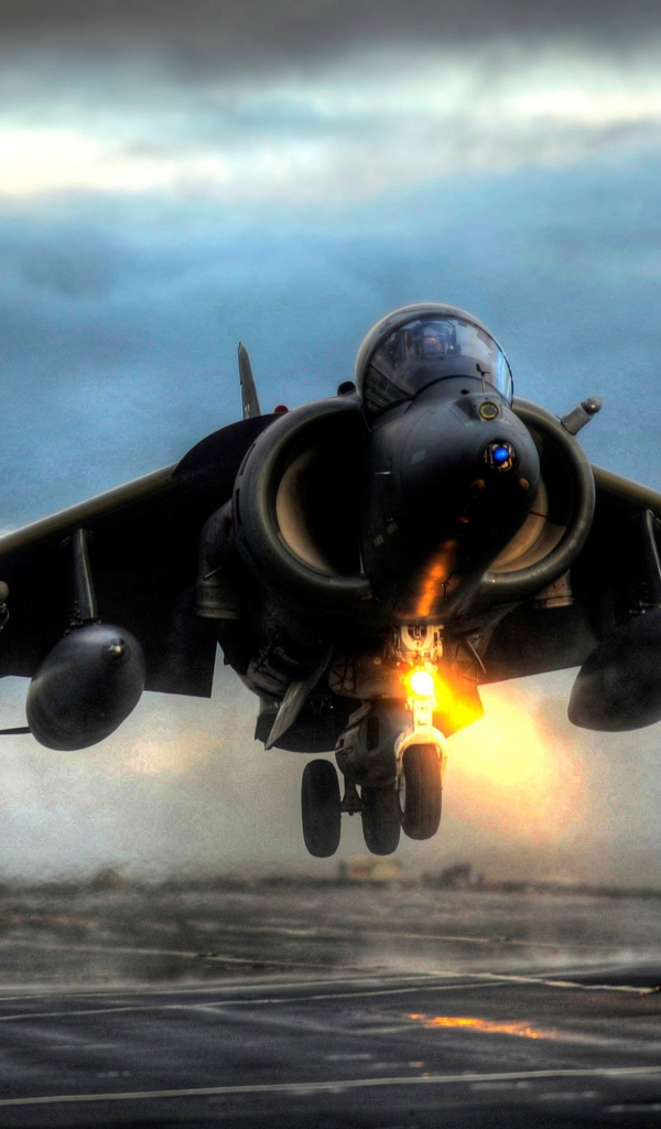 Взлет военного самолета