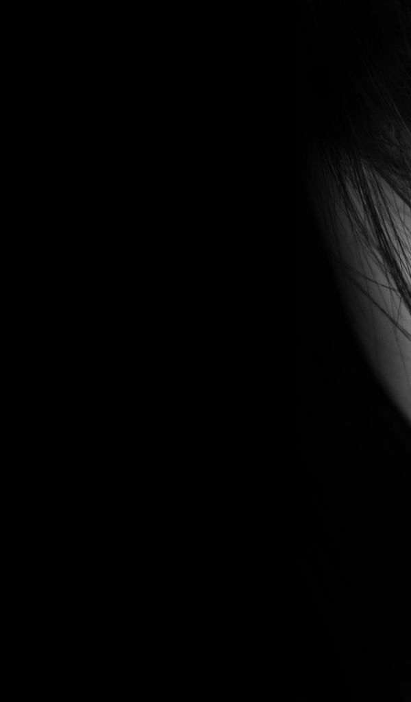 Черные обои с голубоглазой девушкой