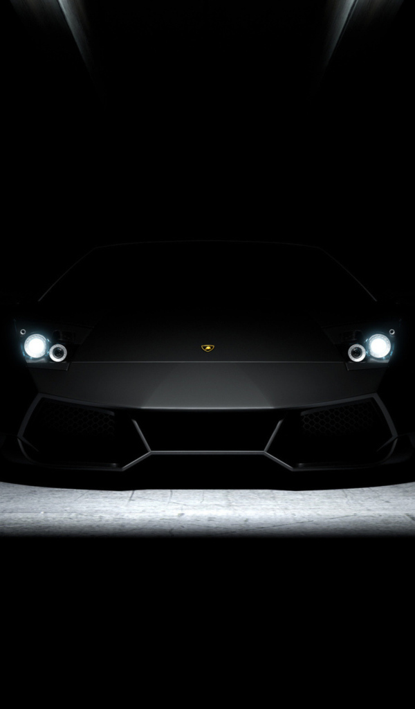 Автомобиль на черных обоях