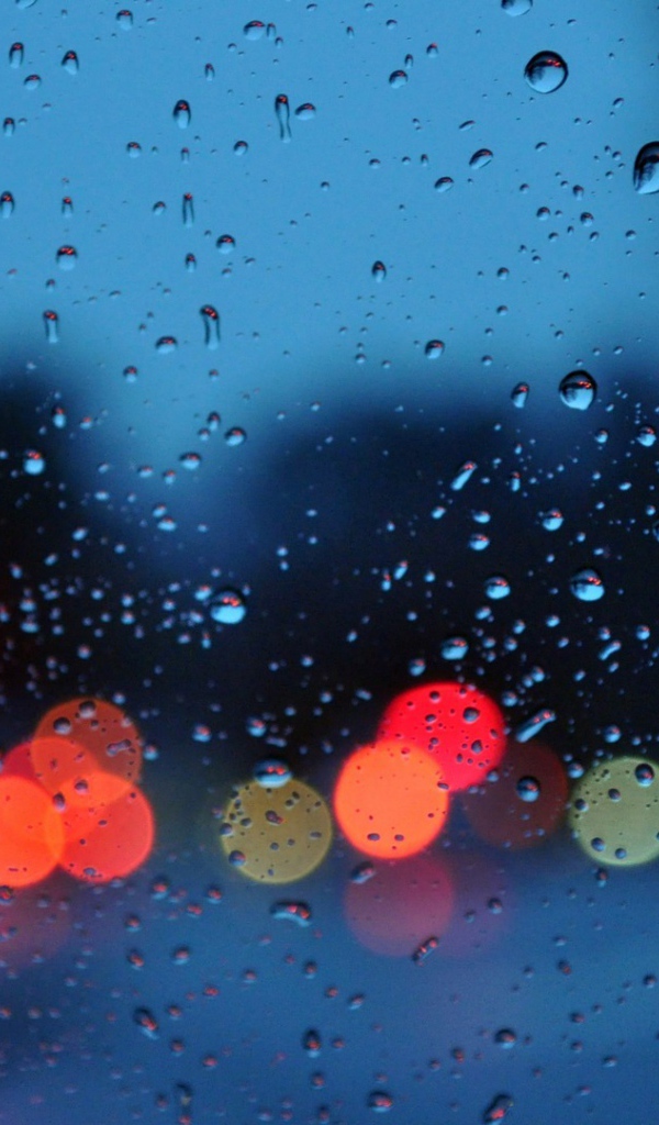 Капли и блики на стекле
