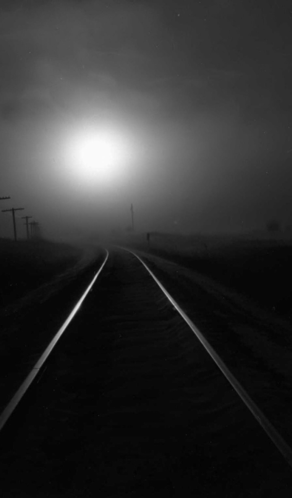 Железная дорога на черных обоях