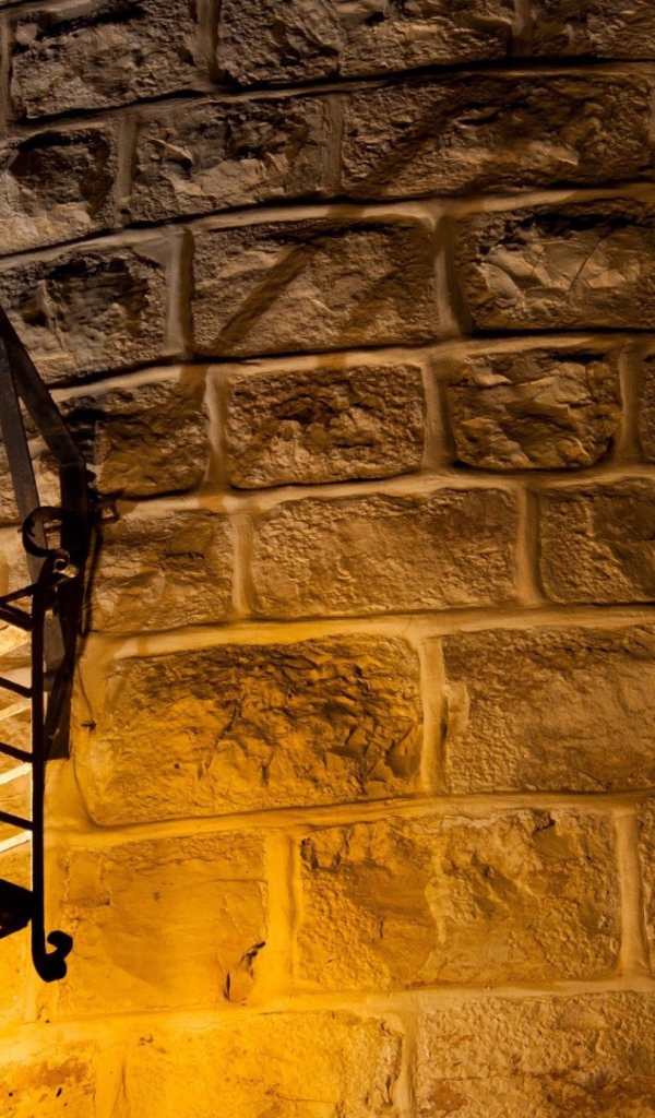 Фонарь на стене