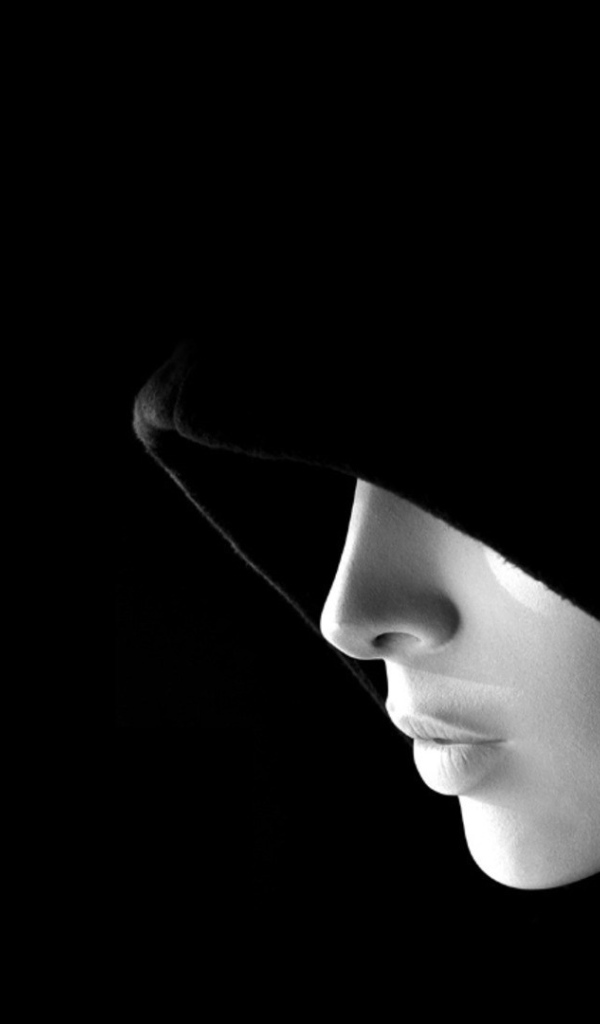 Лицо в капюшоне на черных обоях