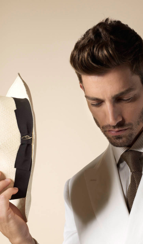 Мужчина в костюме от Brioni