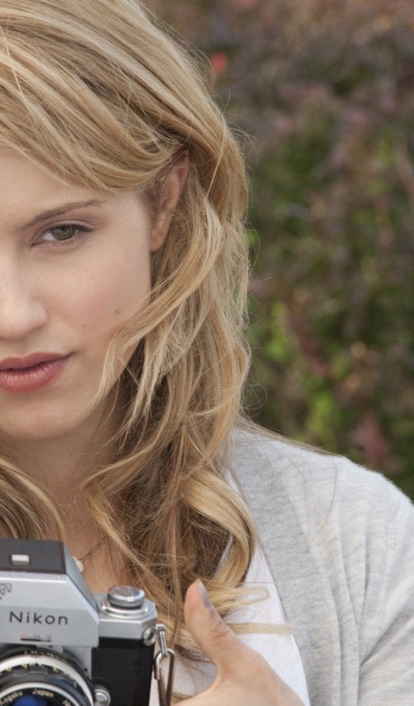 Диана с фотоаппаратом