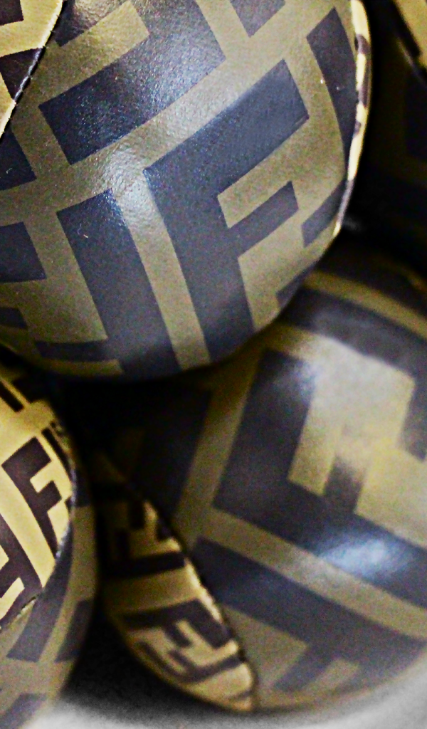 Логотип Fendi на коже